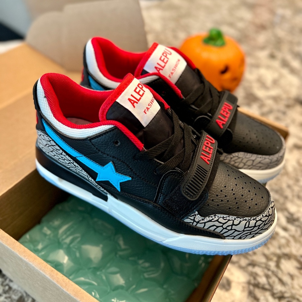 Kids brand new shoes, size 7 kids. Very comfortable and lightweight